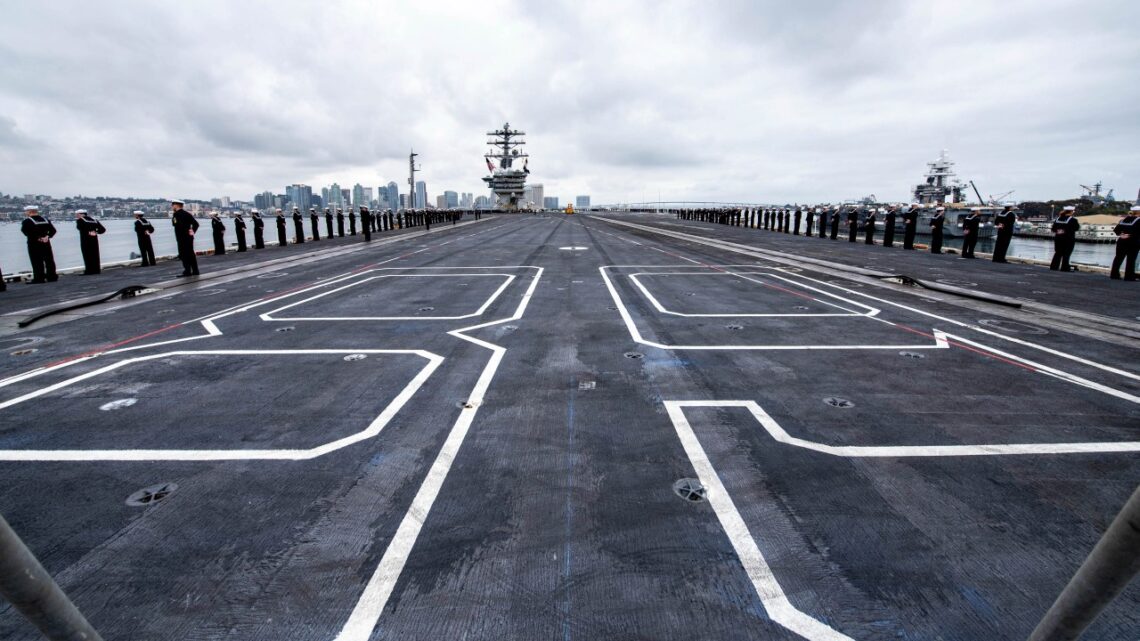 Pokład USS Nimitz, widok od dziobu w stronę nadbudówki