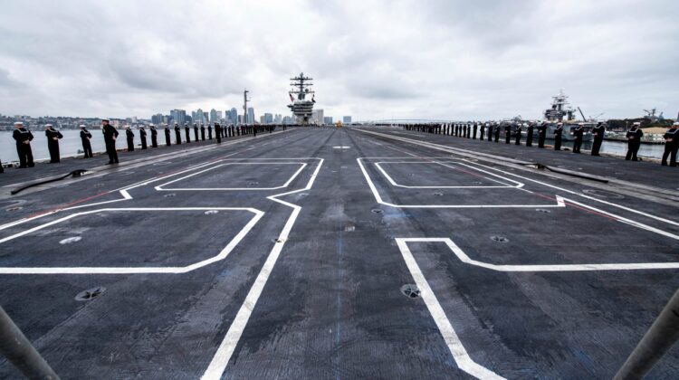 Pokład USS Nimitz, widok od dziobu w stronę nadbudówki