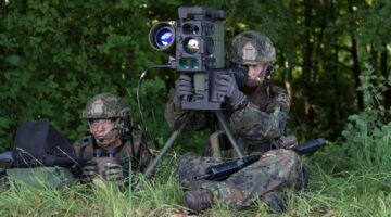 wyrzutnia przenośna ppk Spike obsługiwana przez parę zołnierzy
