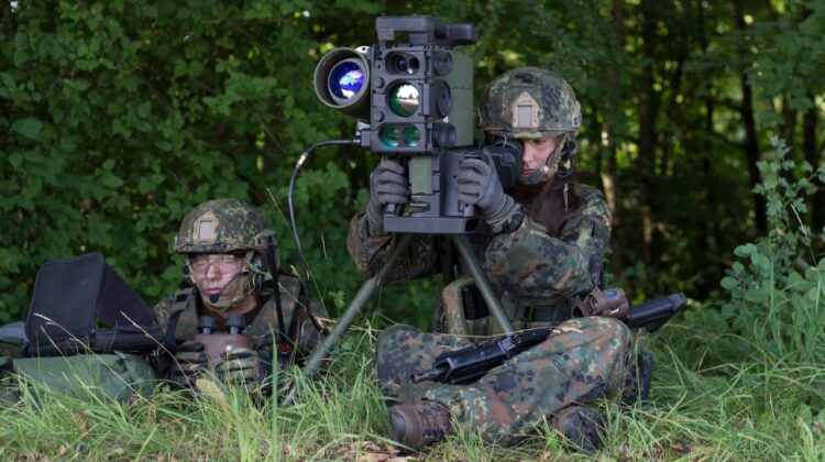wyrzutnia przenośna ppk Spike obsługiwana przez parę zołnierzy