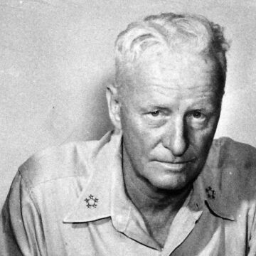 Chester Nimitz patrzący w obiektyw aparatu