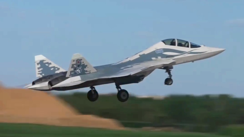 Dwumiejscowy Su-57 już lata